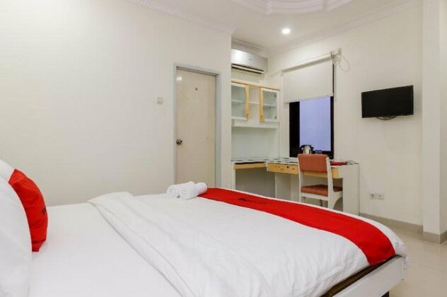 RedDoorz Syariah near Mall Artha Gading