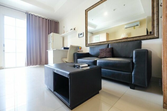 Spacious 2BR Bellezza Apartment By Travelio - Photo2