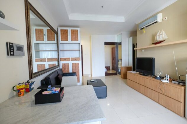 Spacious 2BR Bellezza Apartment By Travelio - Photo3