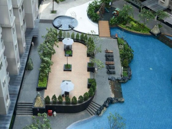 Studio Pool View At Royal Mediterania Apartment By Travelio - Photo5