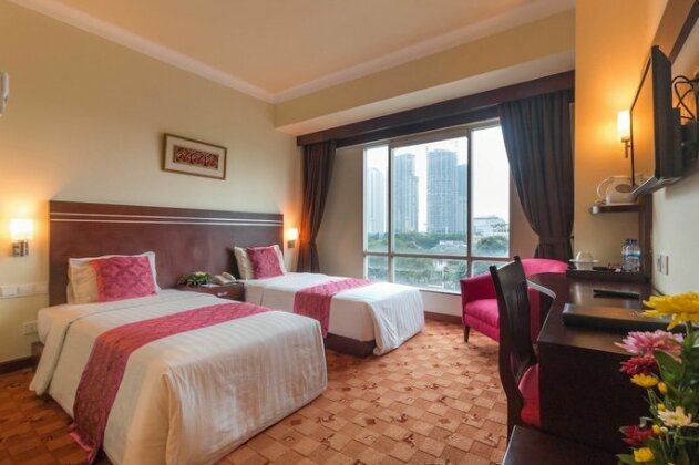 Twin Plaza Hotel - Photo2
