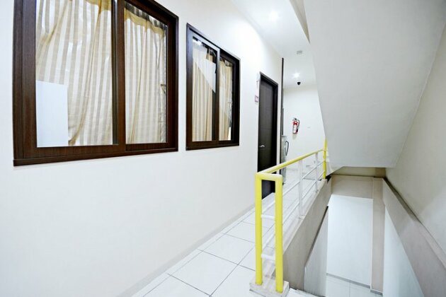 ZEN Rooms Cideng Barat - Photo2