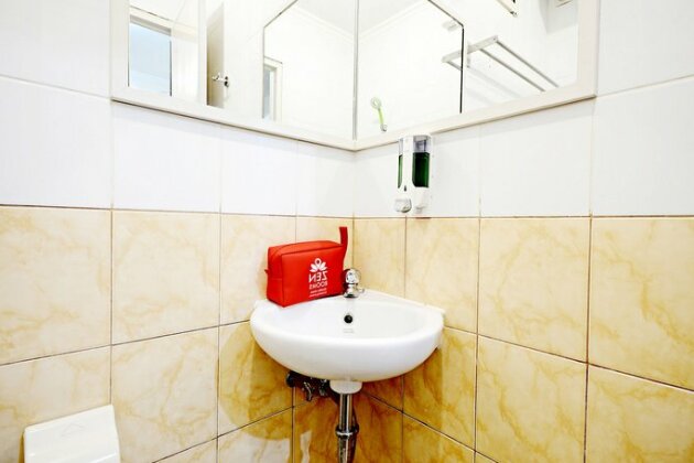 ZEN Rooms Cideng Barat - Photo5