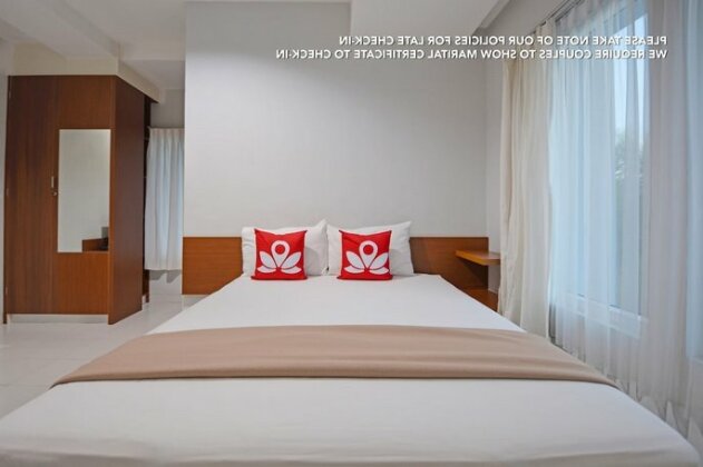 ZEN Rooms Puri Indah Syariah - Photo2