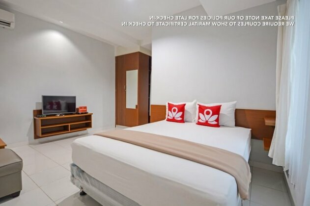 ZEN Rooms Puri Indah Syariah - Photo4