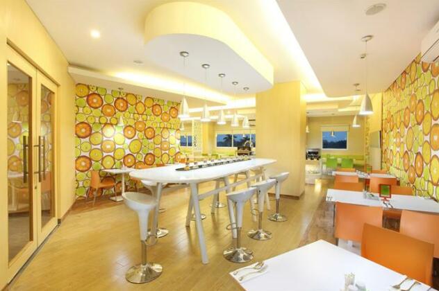 Zest Hotel Airport Jakarta - Photo4