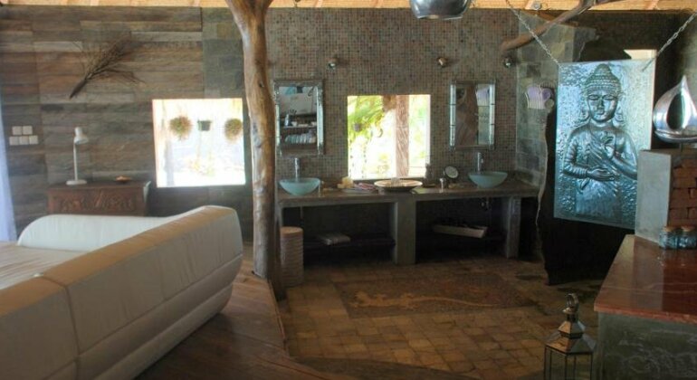 Sel Hut - Photo3