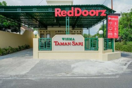 RedDoorz near Stadion 45 Karanganyar