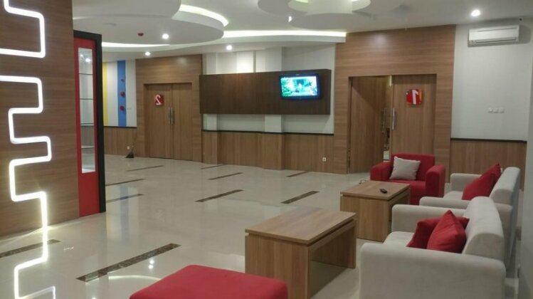Front One Hotel Nganjuk - Photo2