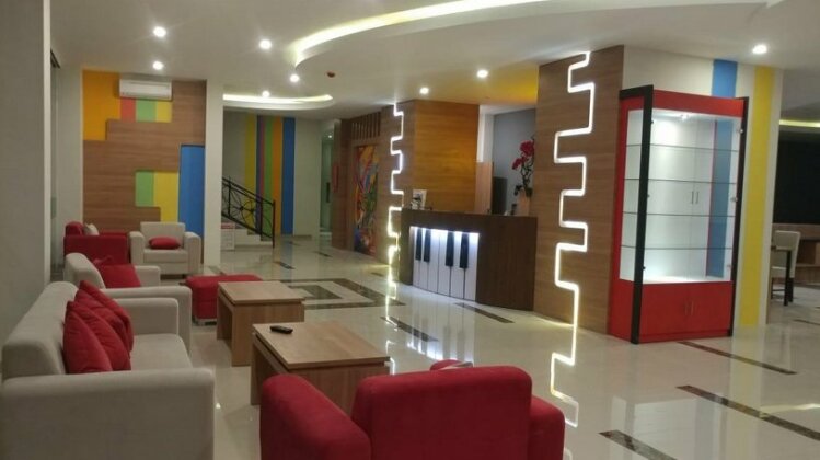 Front One Hotel Nganjuk - Photo5