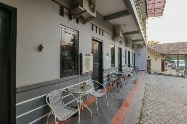 RedDoorz Syariah near Ciledug Station - Photo5