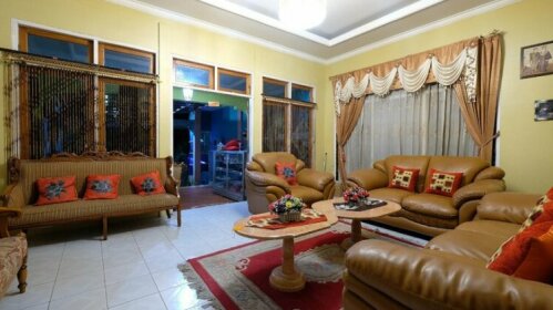RedDoorz near Mangrove Forest Kupang