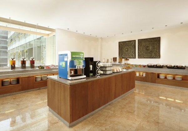 Holiday Inn Express Bali Raya Kuta - Photo2