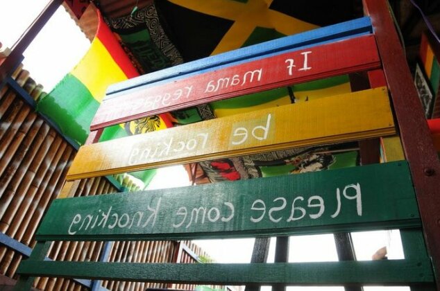 Mama Hostel Kuta - Photo2