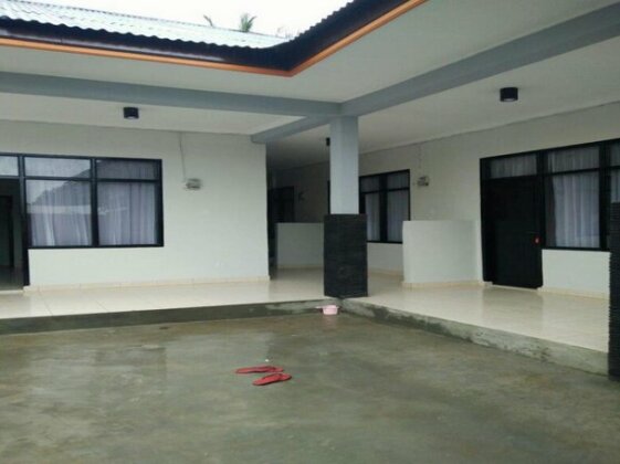 RedDoorz near Komodo Airport - Photo3