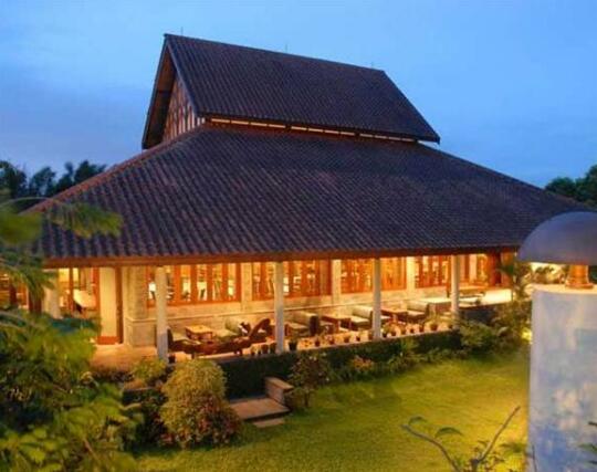 La Oma Hotel & Cafe