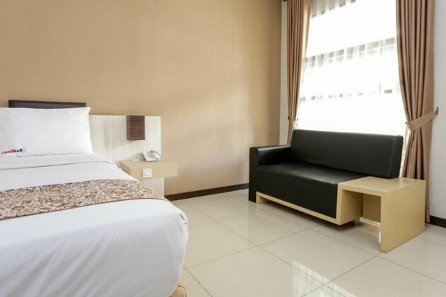 RedDoorz Plus near Farmhouse Lembang - Photo5
