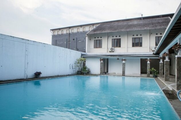 RedDoorz Plus near Floating Market Lembang