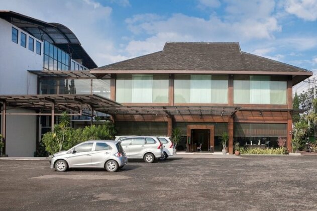 RedDoorz Plus near Floating Market Lembang - Photo2
