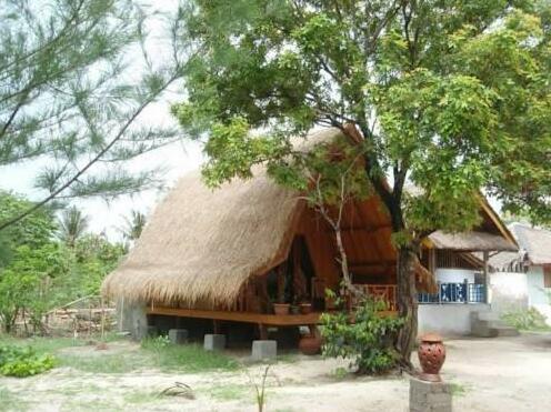 Lucky's Bungalow And Bar - Photo4