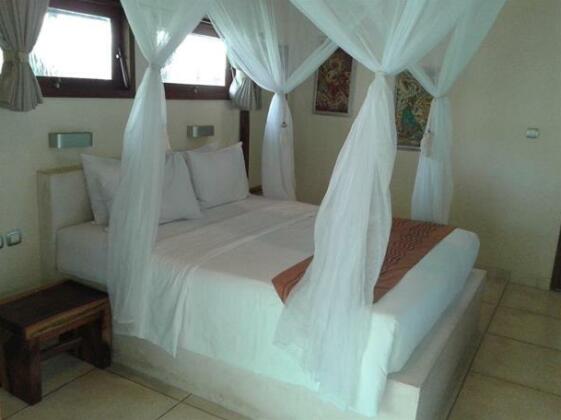 Scallywags Beach Club - Photo3