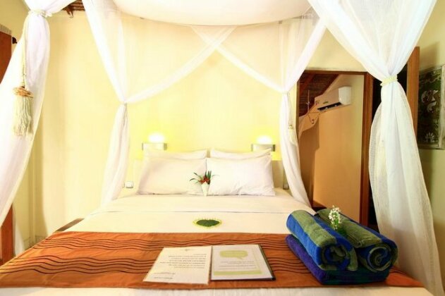 Scallywags Beach Club - Photo4
