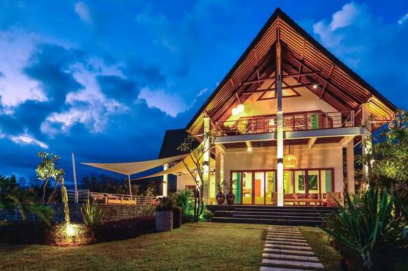 Villa with Panoramic Views of Paradise