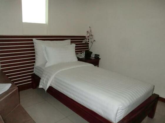D'Primahotel By Home In Airport Makassar - Photo4