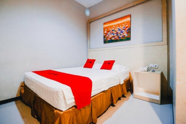 RedDoorz Plus near Sultan Hasanuddin Airport - Photo2