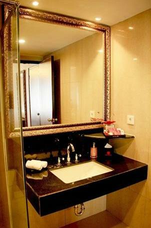 Lion Hotel & Plaza - Photo2