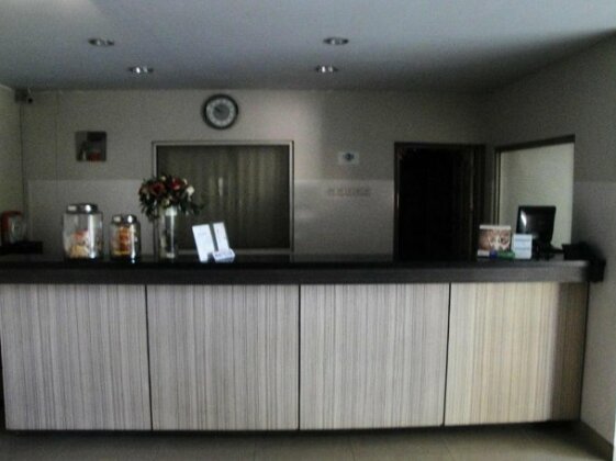 Metropolitan Inn - Photo2