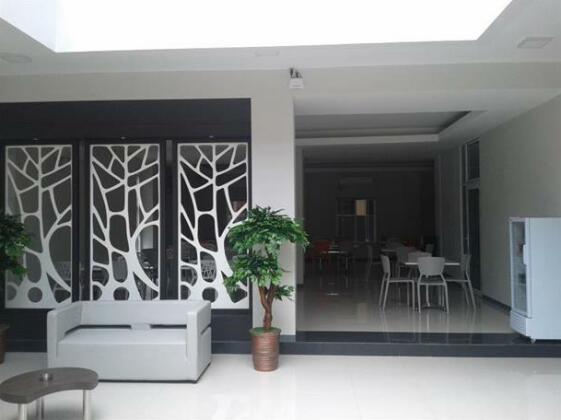 Skyward Hotel - Photo4
