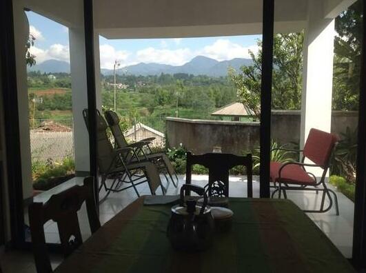 Cozy home magnificent views Puncak - Photo2