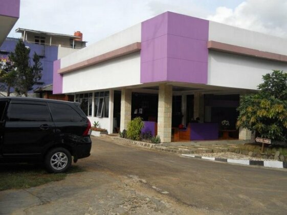 Sapphire Hotel Megamendung - Photo2