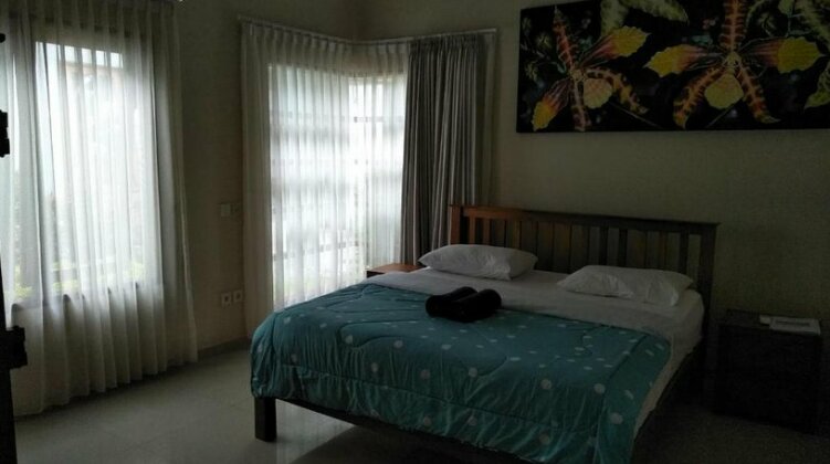 Tunjung Sari - Photo3