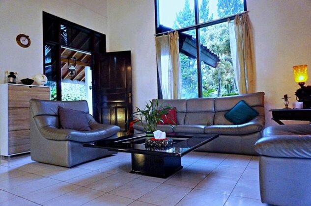 Holidayhome Alam Cipanas Puncak - Photo4