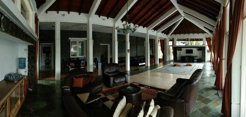 Villa 5 Bedrooms swimming pool and karauke puncak - Photo5