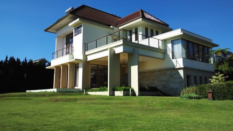 Villa Sophia Cimacan Puncak - Photo2