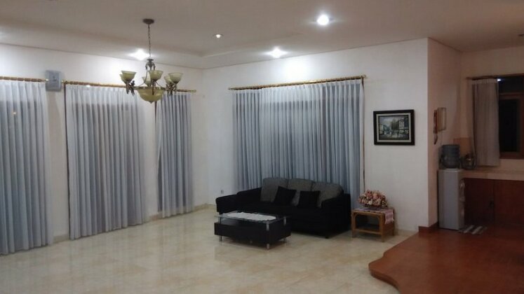 Villa Sophia Cimacan Puncak - Photo4