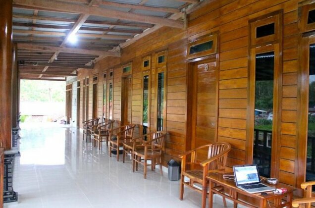 Arrys Watukarung Surfcamp - Photo2