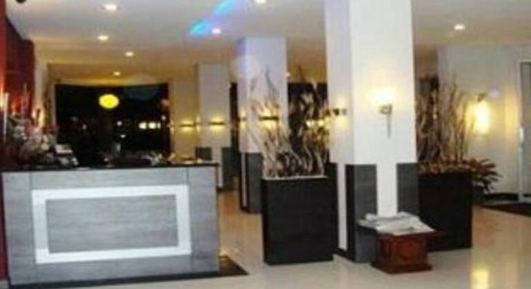 Hotel Femina Padang - Photo2