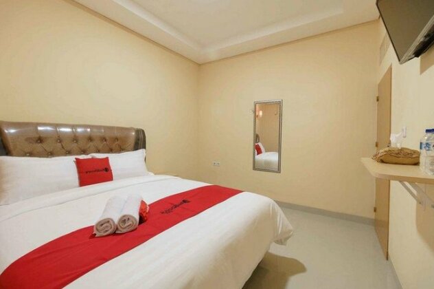 RedDoorz Syariah near Plaza Andalas Padang - Photo2