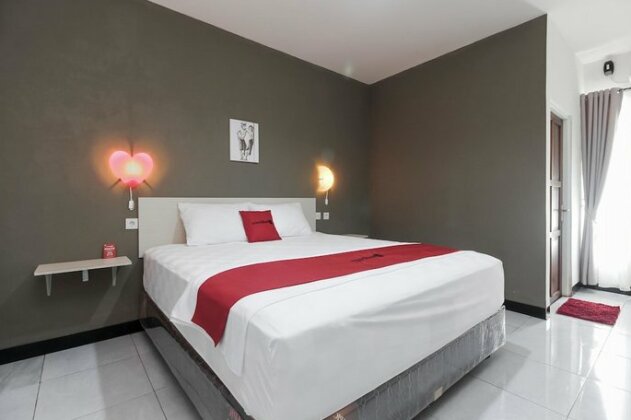 RedDoorz near Bundaran Garuda - Photo2