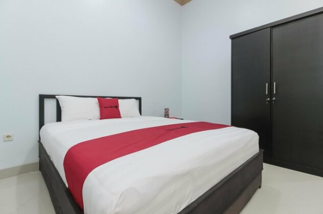 RedDoorz Plus near Mega Town Square - Photo4