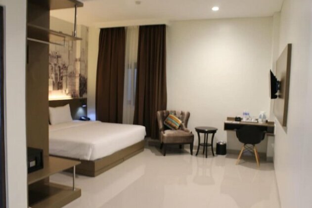 Opi Indah Hotel - Photo4
