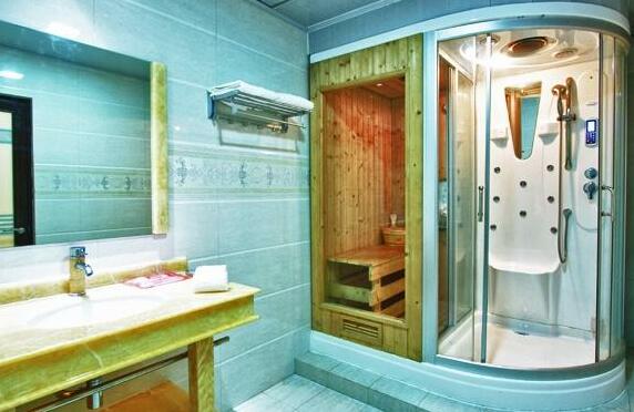 Red Dot Hotel Bangka - Photo4