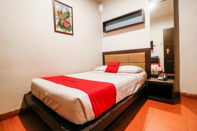 RedDoorz Plus near Pasar Wisata - Photo2