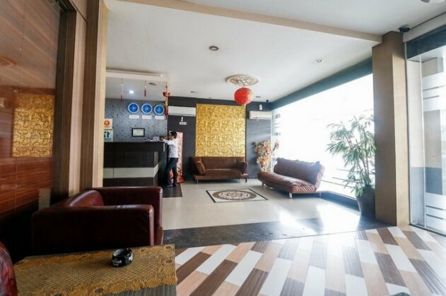 RedDoorz Plus near Pasar Wisata - Photo3