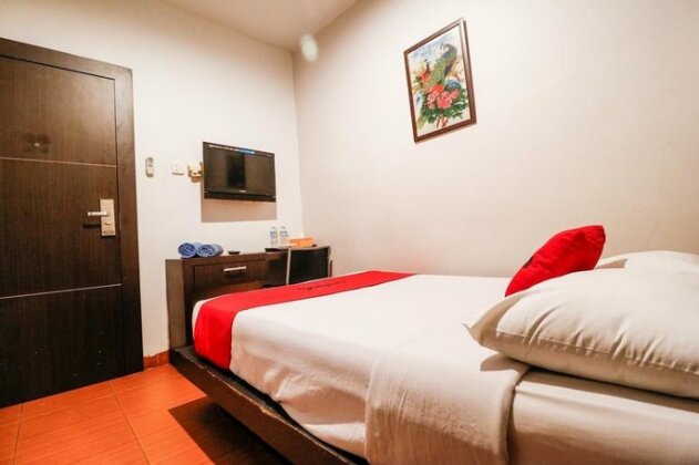 RedDoorz Plus near Pasar Wisata - Photo4