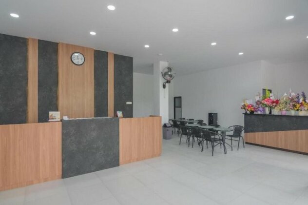 RedDoorz Plus @ Sepakat Dua Street - Photo3